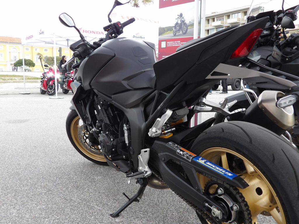 Honda Hornet 1000 SP recensione su strada
